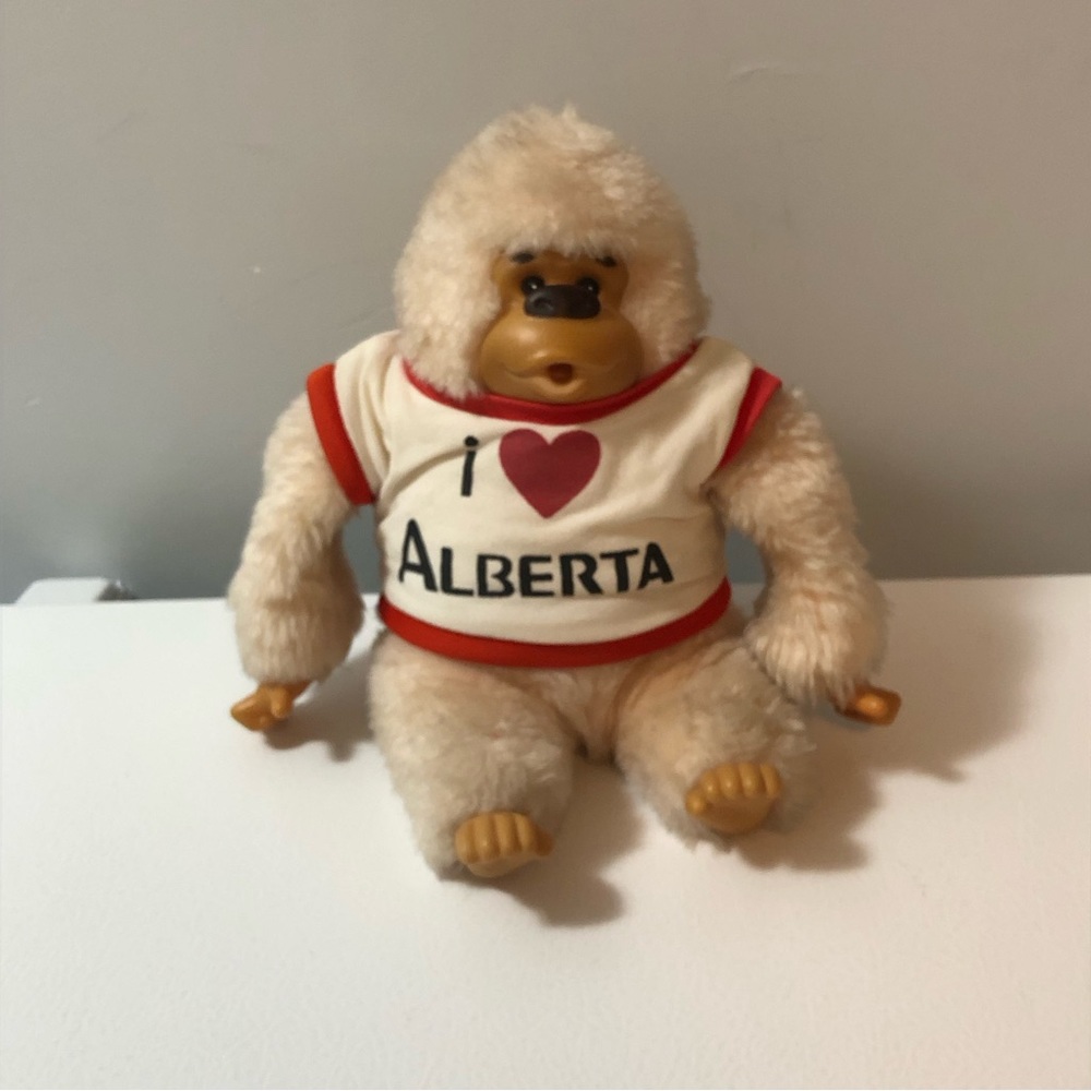 Russ Berrie Luv-Pets Gonga 7" Thumb Sucking Gorilla Plush I Love Alberta Shirt